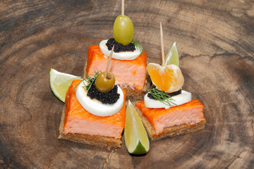 Geräuchertes Lachsfilet,Toast, Ei, Dill, Orange, Kaviar, Limone,