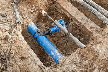 Bauarbeiten - Ein neues PE-Frischwasserrohr und Kabelschutzrohre