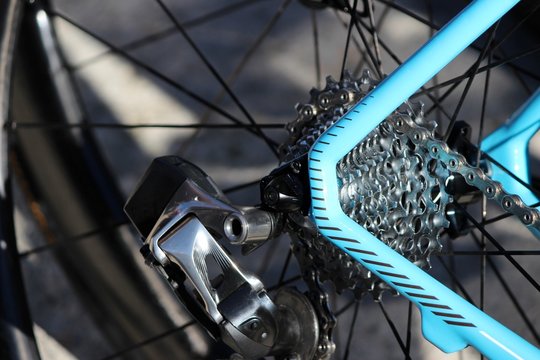 Pignon et d&eacute;railleur sur une roue de v&eacute;lo de course