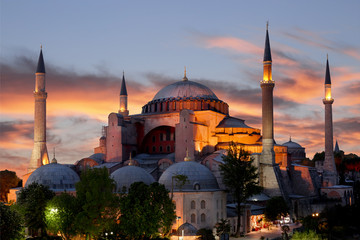 Fototapeta premium Muzeum St. Sophia (Hagia Sophia) o zachodzie słońca w Stambule, Turcja