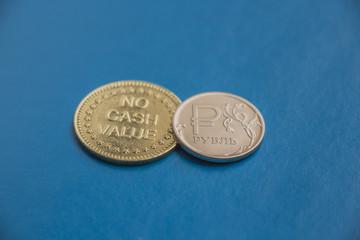 жетон и рубль