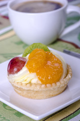mini tart with pudding and fruit