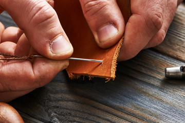 Obraz premium Man working with leather
