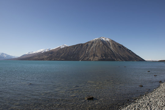 Lago de agua turquesas con montañas nevadas en los Alpes de la Isla Sur de Nueva Zelanda.
