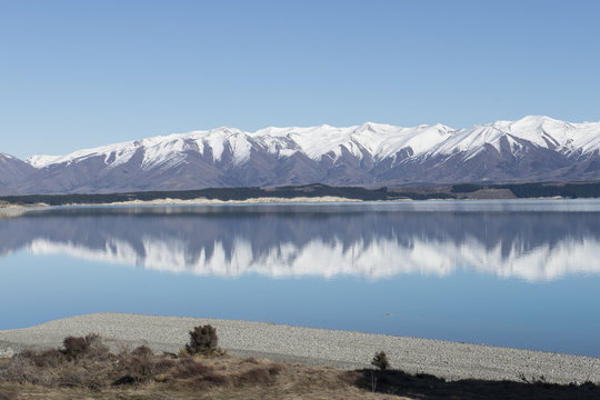 Lago de agua turquesas con montañas nevadas en los Alpes de la Isla Sur de Nueva Zelanda.