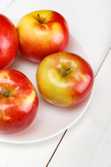 Свежие яблоки на белом деревянном столе
