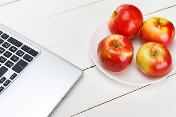 Свежие яблоки на белом деревянном столе