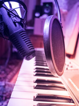 Electronic piano