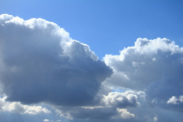 blauer Himmel mit Wolken im Sonnenschein
