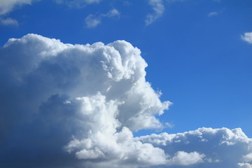 blauer Himmel mit Wolken im Sonnenschein