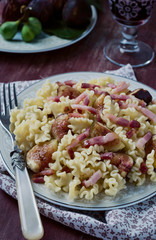 Figs and Ham Pasta
Pasta Ribbons with Sliced Figs Thinly, Sliced Prosciutto 
