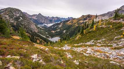 Fototapeta na wymiar Rocky mountains that propped up the sky, HEATHER-MAPLE PASS LOOP TRAIL, Washington state