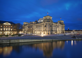 Obraz na płótnie Canvas German parliament building (Reichstag) and river Sprew at evening, Parliament district, Berlin, Germany, Europe 