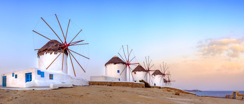 Fototapeta Tradycyjne greckie wiatraki na wyspie Mykonos, Cyklady, Grecja