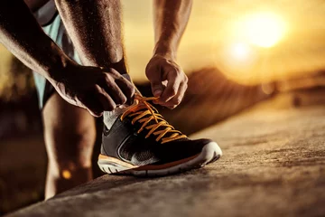 Crédence de cuisine en verre imprimé Jogging Homme attachant des chaussures de jogging