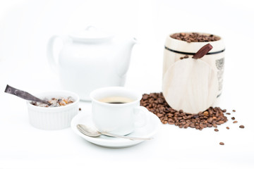 Kaffee mit Geschirr und Fass voller Bohnen