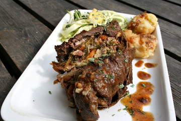 organisch lauchgemüse wildkräuter gefüllte roulade zucchinisparghettis senf kartoffelbrei glutenfrei hipster