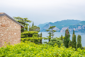 Fototapeta na wymiar Beautiful peaceful lake Garda, Italy