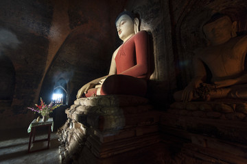 Obraz na płótnie Canvas Buddha Statue in pagoda, Bagan, Myanmar