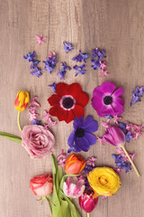 Obraz na płótnie Canvas Scattered flowers on wooden background