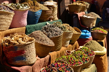 Marrakech, Morocco, Africa. A market stall near El Badi of herbs,spices and grains. - obrazy, fototapety, plakaty