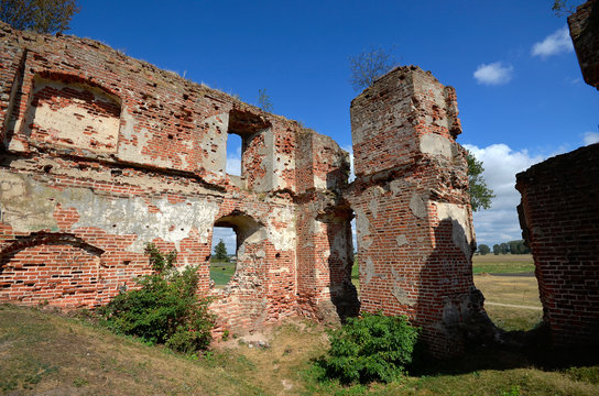 Besiekiery, ruiny gotyckiego zamku, Polska