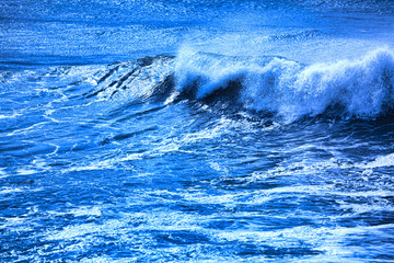 Naklejka premium Tall waves on the surface of the ocean