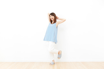 女性　リラックス　リビング