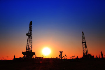 Obraz premium The silhouette of oilfield derrick