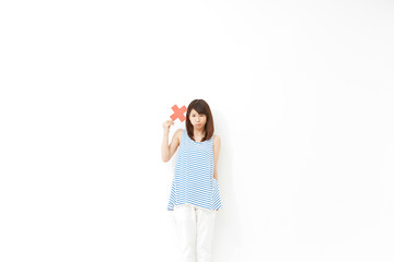 女性　ばつ印　白背景