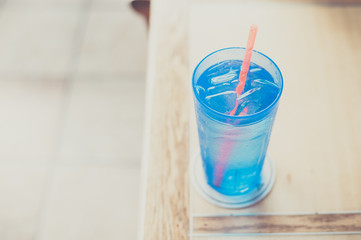 青色のコップに入っている水