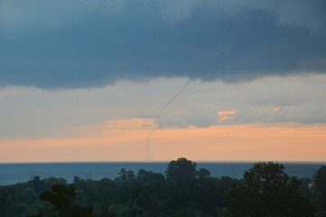 Бичеподобный смерч над морем на горизонте вечером