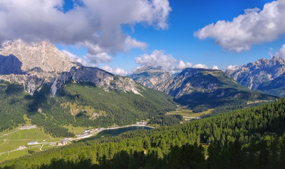 Fototapeta na wymiar Misurinasee und Monte Cristallo - Lake Misurina and Monte Cristallo in Dolomites