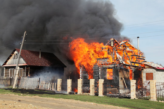 Heavy fire destroyed a house in the village