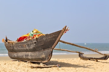 рыбацкая лодка на берегу в Гоа