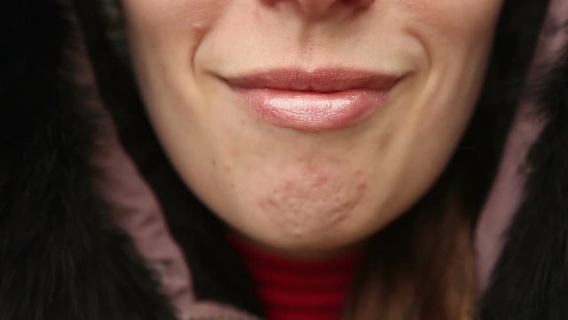 Girl chews the cud of the face