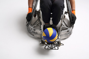 Piłka ręczna na wózku.Mężczyzna na sportowym wózku  inwalidzkim z piłką  - obrazy, fototapety, plakaty