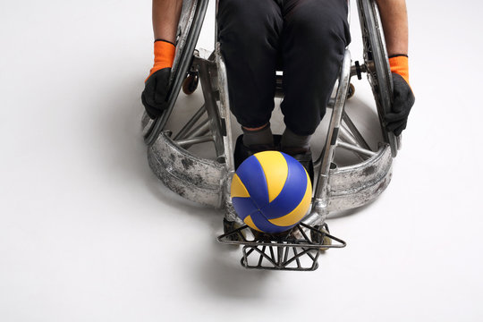 Piłka ręczna na w&oacute;zku.Mężczyzna na sportowym w&oacute;zku  inwalidzkim z piłką 