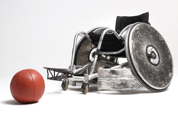 Wózek inwalidzki i piłka lekarska 