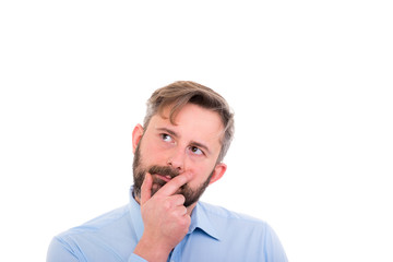 nachdenklicher junger mann