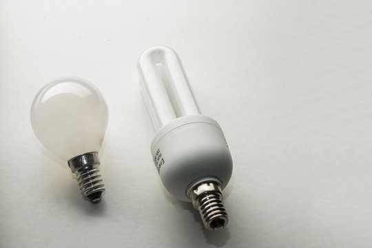 due lampadine a confronto su sfondo bianco 