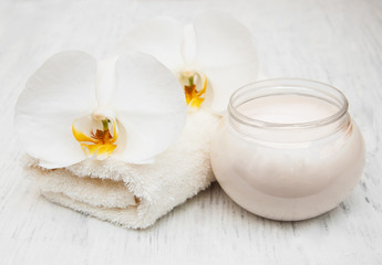 Obraz na płótnie Canvas Orchids, cream and spa towels