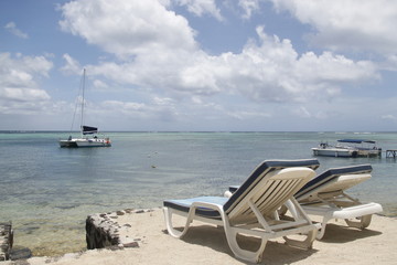 Fototapeta na wymiar Transats en bord de plage à l'île Maurice