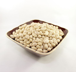 kidney beans in the brown bowl