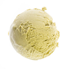 Pistazieneis - einzelne Kugel Eis auf weißem Hintergrund