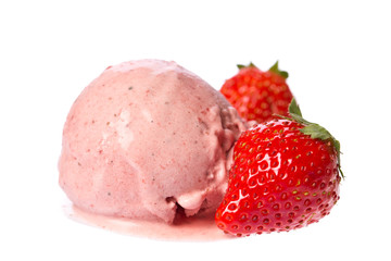 Eiskugel aus Erdbeereis mit Erdbeeren