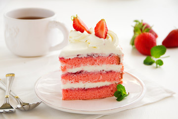 Cake with strawberries and strawberry jam.
