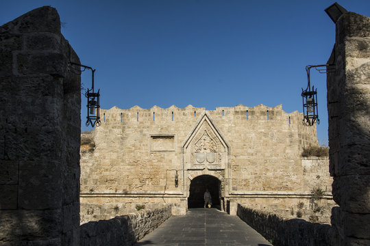 Rhodos, Stadtmauer mit Koskinou Tor.