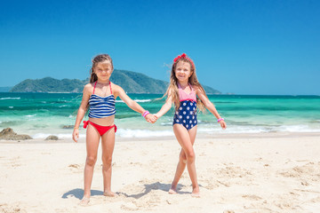 Fototapeta premium Kids at the beach