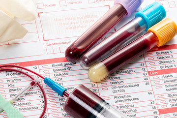 Blutuntersuchung, Blutproben auf einem Laborformular